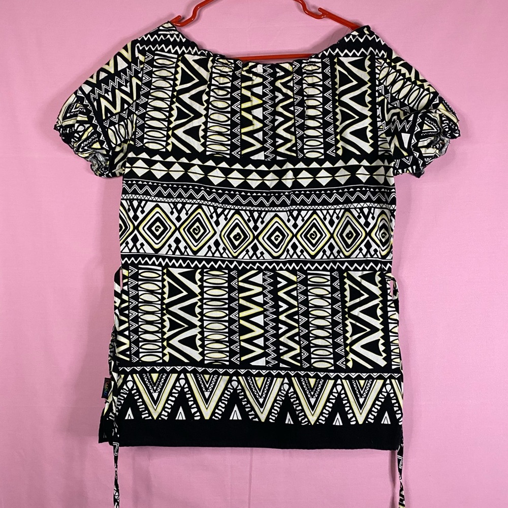 🖤 Patterned Scrub Top 🖤 - Picture 2 of 4